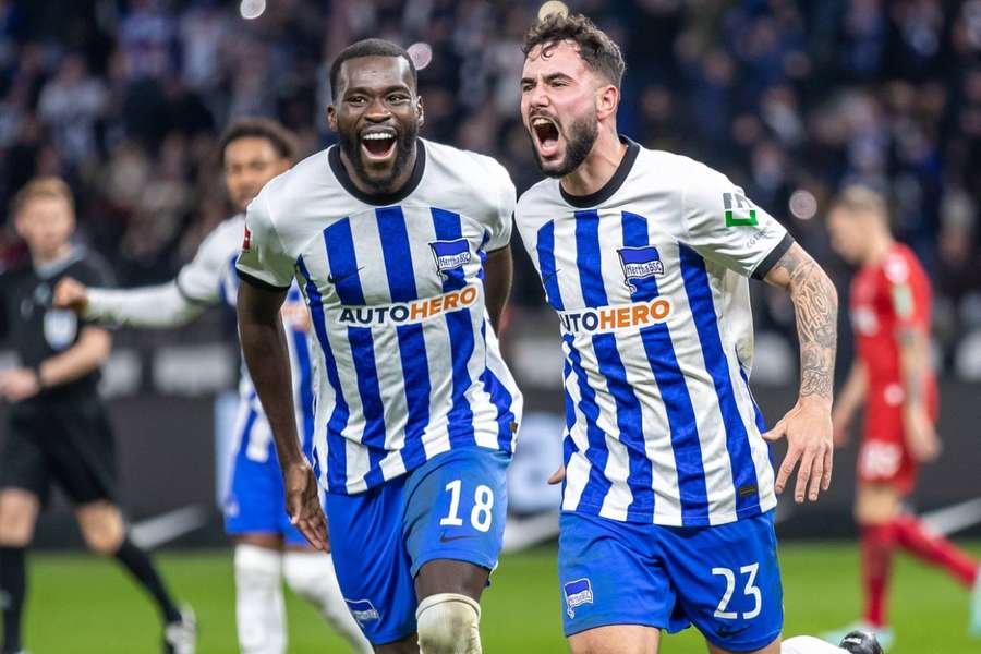 Hertha s prvou výhrou po troch zápasoch, Bayern zvládol duel so Schalke