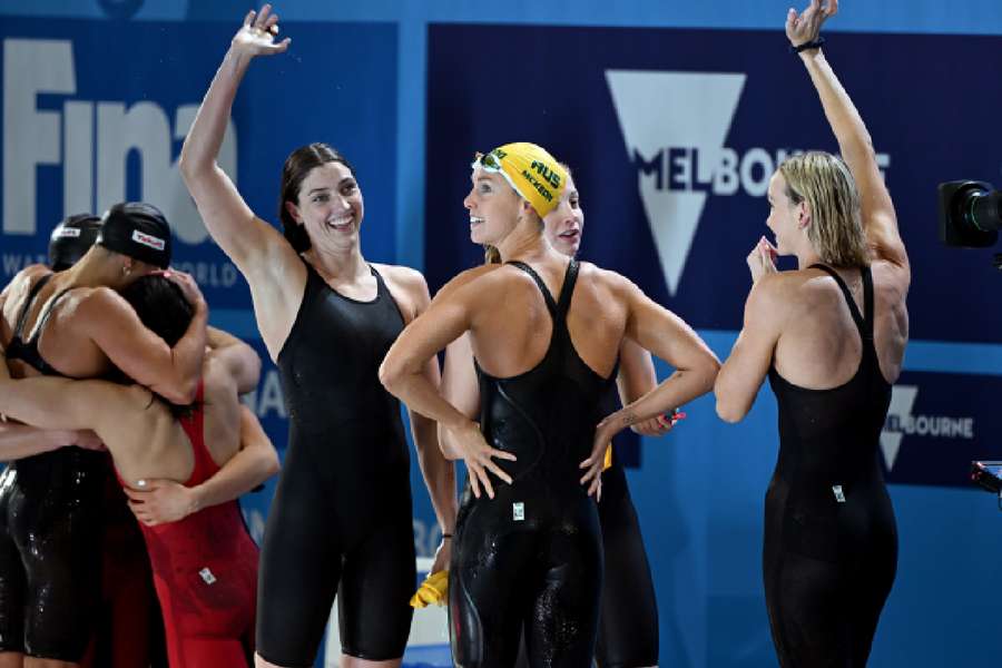 Australianas e italianos baten el récord del mundo en relevos durante el Mundial de Piscina Corta
