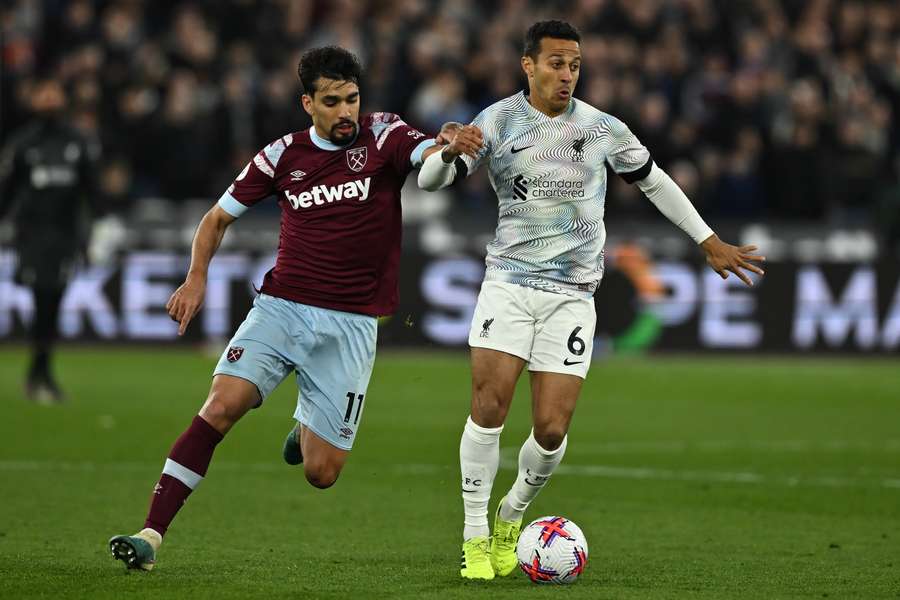 Thiago Alcantara (r) in de duel met Lucas Paqueta van West Ham United