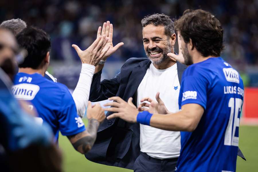 Artur Jorge disputa primeiro clássico mineiro neste sábado (2)