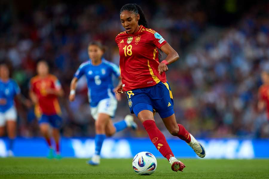 Salma Paralluelo conduce la bola durante el partido ante Italia Salma Paralluelo conduce la bola durante el partido ante Italia