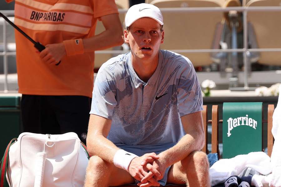 Sinner skolaboval a na Roland Garros končí.
