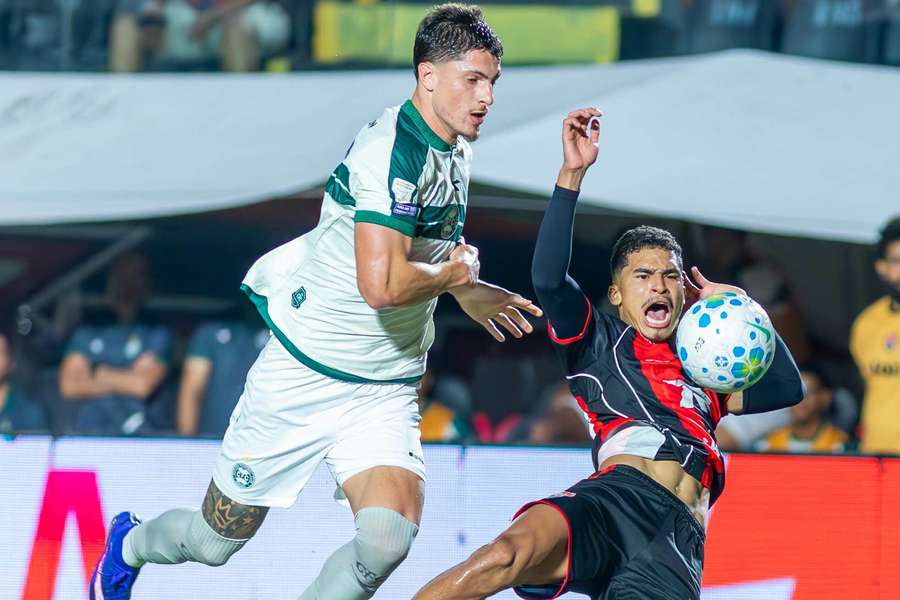 Coritiba e Vitória fazem jogo de extrema tensão no Couto Pereira