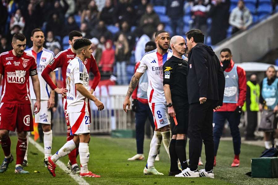 Paulo Fonseca encostou a cabeça ao árbitro Benoît Millot