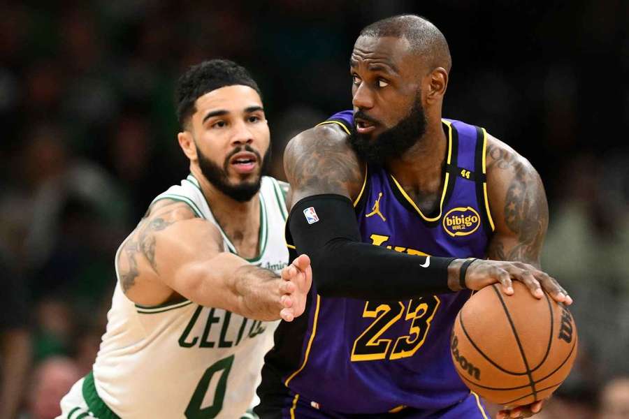 V šlágru NBA Boston porazil díky Tatumovi Lakers, James se zranil