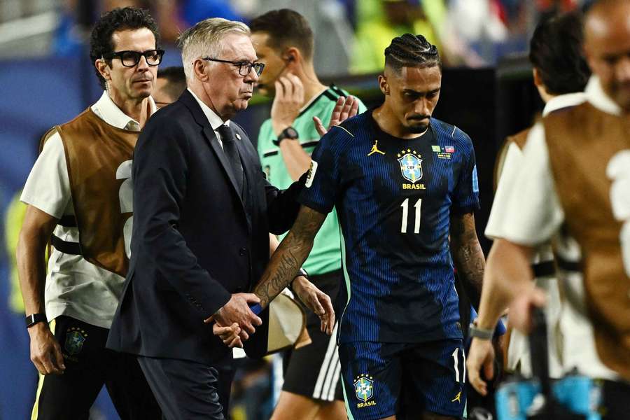 L'attaquant brésilien Raphinha blessé à une cuisse et incertain pour la suite du Mondial L'attaquant brésilien Raphinha blessé à une cuisse et incertain pour la suite du Mondial