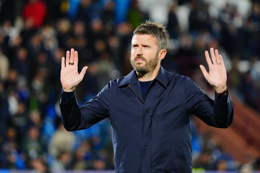 Michael Carrick si po debaklu v Comu sypal popel na hlavu.