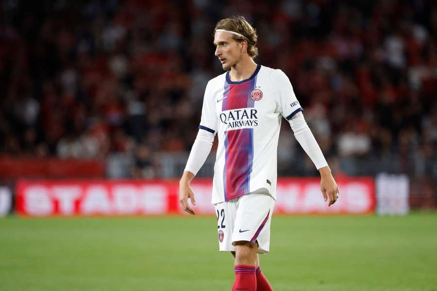 Mika Godts avec le PSG lors de la J1 de Ligue 1 contre Rennes. Mika Godts avec le PSG lors de la J1 de Ligue 1 contre Rennes.