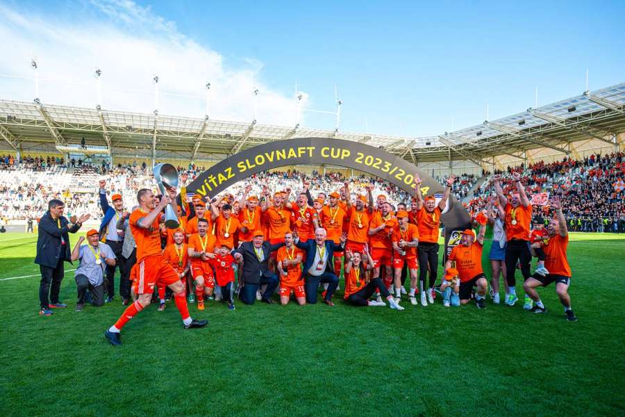 Maslo s trofejou za víťazstvo v Slovenskom pohári v sezóne 23/24. Maslo s trofejou za víťazstvo v Slovenskom pohári v sezóne 23/24.