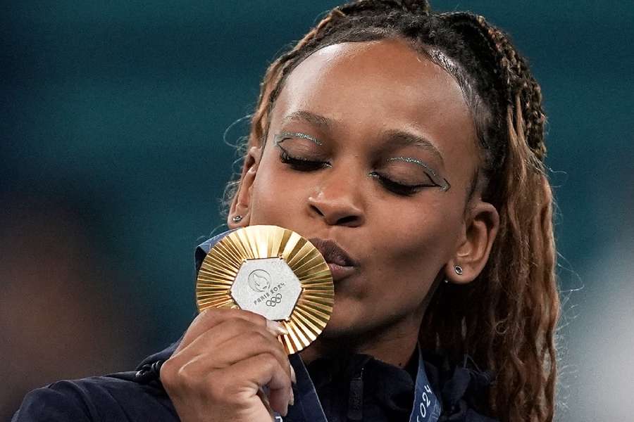 Rebeca Andrade beija medalha de ouro conquistada no solo em Paris 