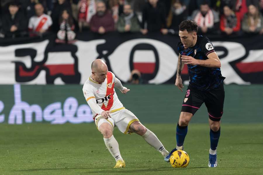 Lucas Ocampos (R) in de wedstrijd tegen Rayo Vallecano