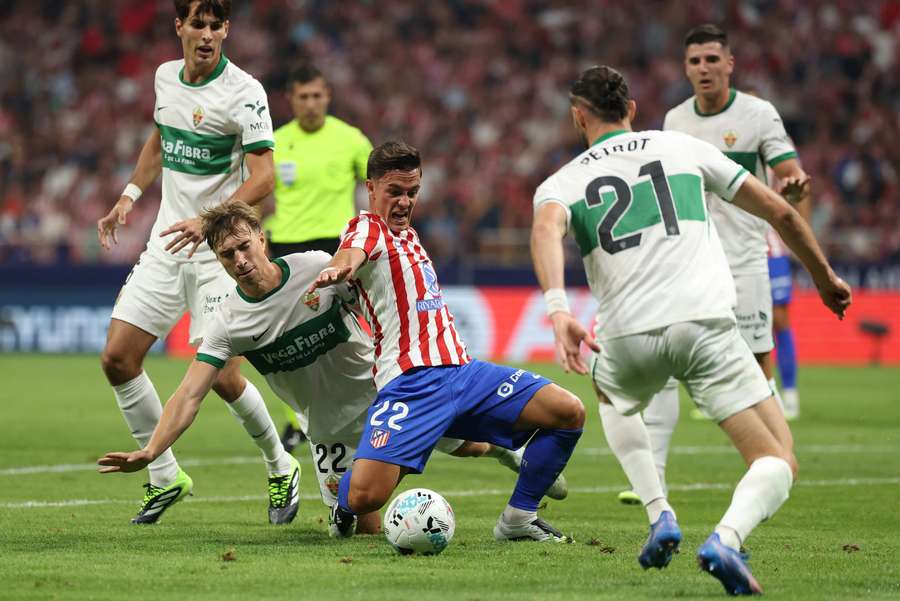 Raspadori cerné par les joueurs d'Elche. Raspadori cerné par les joueurs d'Elche.