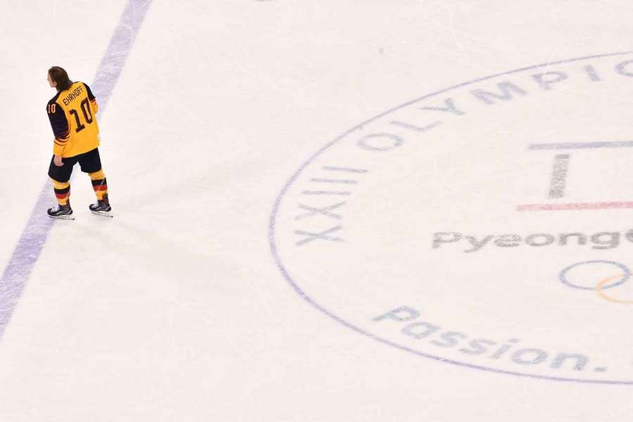 Christian Ehrhoff (l.) nach dem Gewinn der Silbermedaille 2018