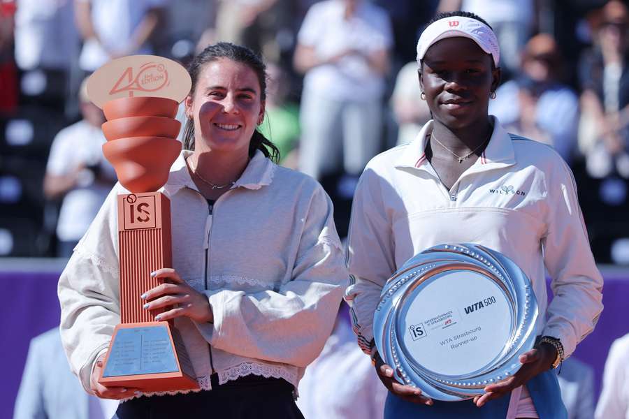 Navarrová a Mboková s trofejami. Navarrová a Mboková s trofejami.