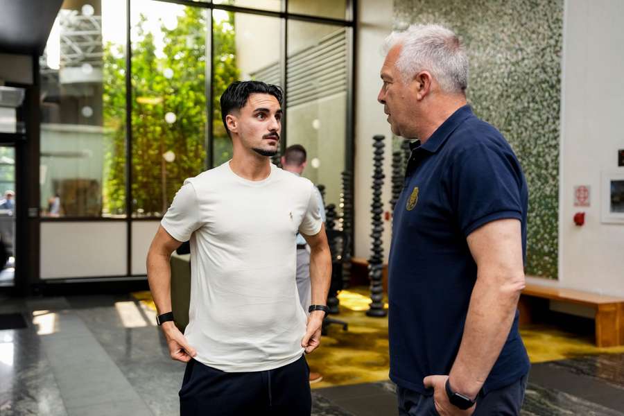 Stephen Eustáquio com o diretor desportivo do FC Porto, Jorge Costa