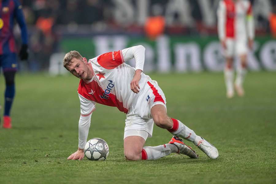 David Zima během zápasu Ligy mistrů s Barcelonou.