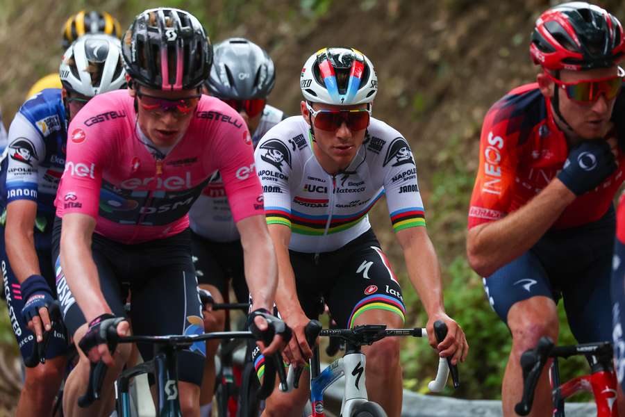 Evenepoel y los demás participantes en el Giro antes de la retirada del belga.
