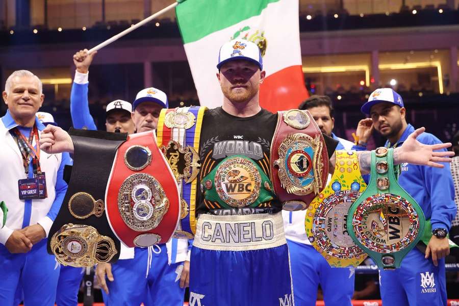 Meksykański bokser Saul "Canelo" Alvarez znów posiada cztery pasy mistrzowskie