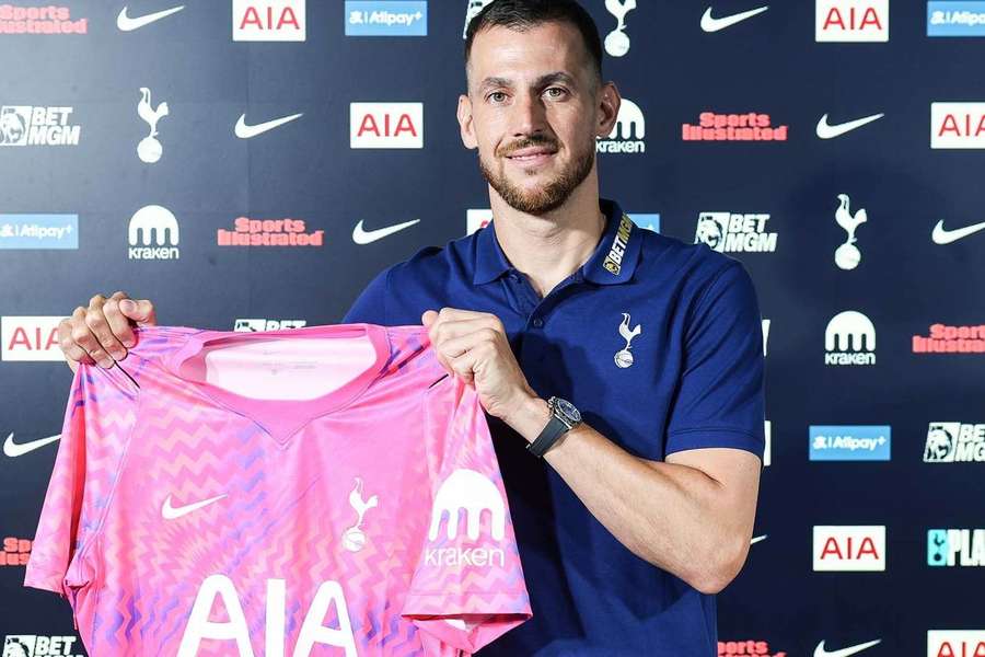 PŘESTUPY ONLINE: Spartu opouští mladý stoper. Tottenham potvrdil Dúbravku