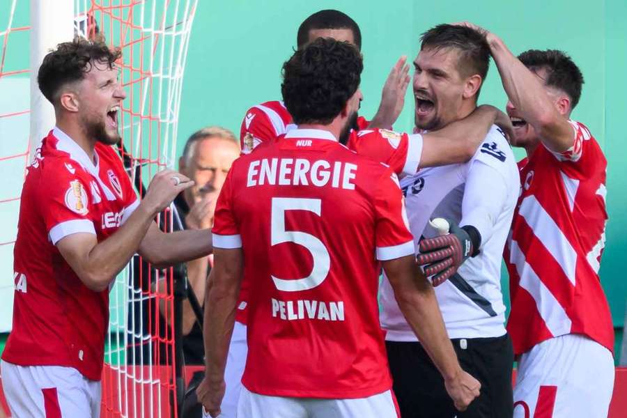 Energie Cottbus bejubelt den Einzug in die zweite Pokalrunde dank eines überragenden Torhüters Alexander Sebald (2. v. r.).