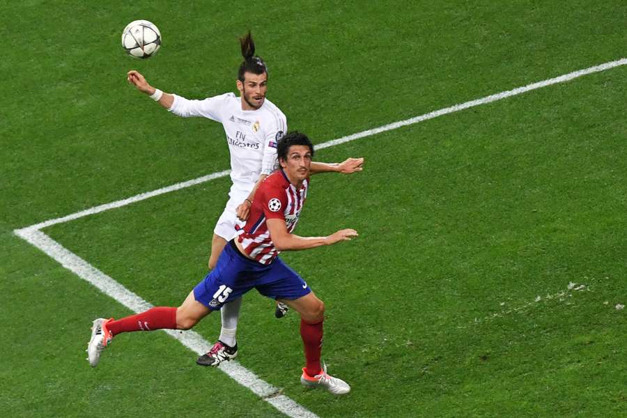 Stefan Savic frente a Gareth Bale na final da Liga dos Campeões de 2016, em Milão.