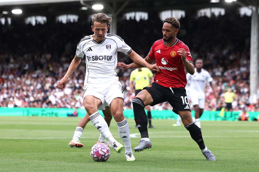 Sander Berge, del Fulham, reta a Matheus Cunha, del Manchester United, durante el partido de la Premier League disputado en Craven Cottage. Sander Berge, del Fulham, reta a Matheus Cunha, del Manchester United, durante el partido de la Premier League disputado en Craven Cottage.