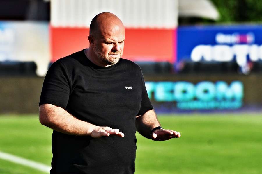 Zdrcený trenér Artisu Roman Nádvorník. Zdrcený trenér Artisu Roman Nádvorník.