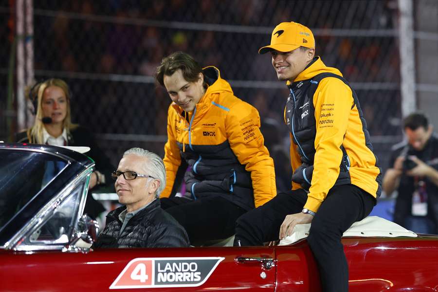 McLaren-duo Oscar Piastri (links) en Lando Norris liften mee tijdens de Grand Prix van Las Vegas vorig seizoen.