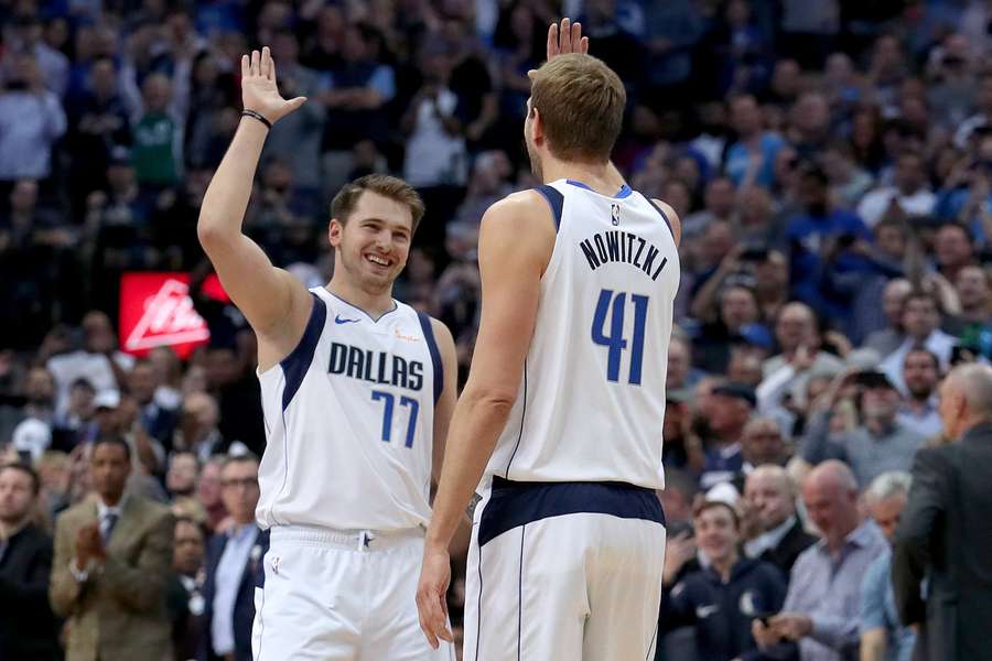 Nowitzki, en su último año como profesional, cuando coincidió con Doncic, que debutaba en la liga