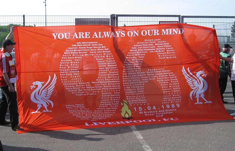 Bandeira de torcedores do Liverpool em tributo às vítimas