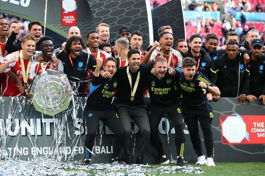 Arteta festeja com a equipa técnica e os jogadores