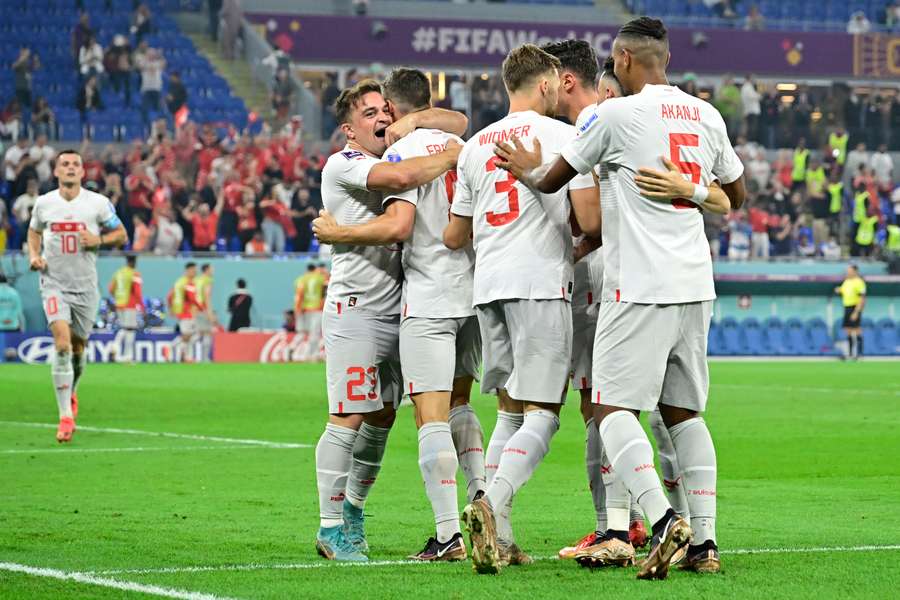 Los jugadores suizos celebran el gol de la victoria ante Serbia