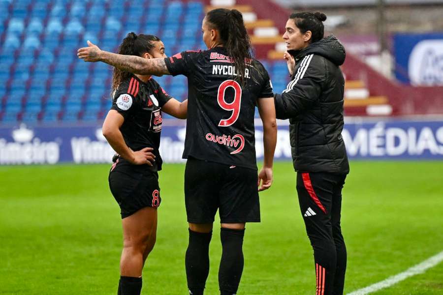 Filipa Patão a falar com Nycolle e Andreia Norton