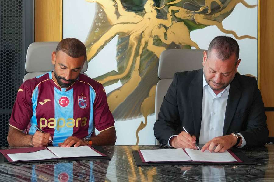 Mohamed Salah na assinatura do contrato Mohamed Salah na assinatura do contrato