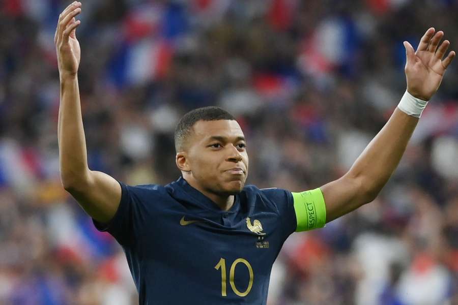 Mbappé deu a vitória à França em Saint-Denis