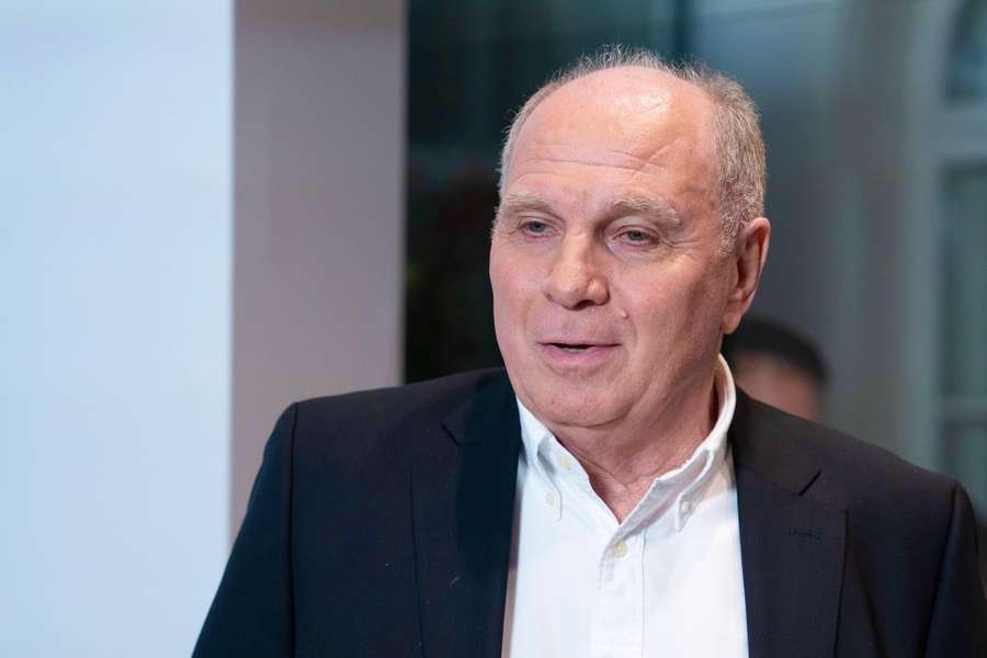 Uli Hoeneß sieht Chancen für eine Verbesserung des Kaders.