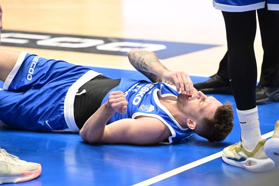 Krejčí zůstal po ráně soupeře ležet na palubovce, zápas však naštěstí pro tým dohrál.