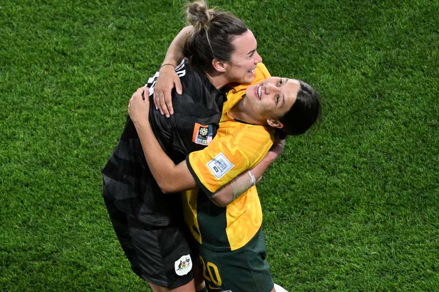 Sam Kerr valt in Mackenzie Arnold's armen na haar heldendaden in de penaltyserie