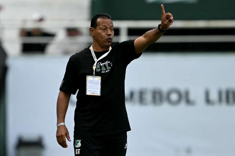 Jhon Ortiz da órdenes a sus jugadoras