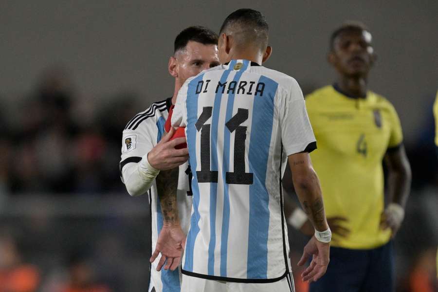 Di María recebe a braçadeira de capitão de Messi Di María recebe a braçadeira de capitão de Messi