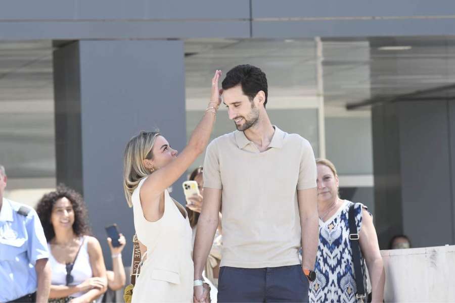 Sergio Rico, saliendo del hospital, junto a su mujer, Alba Silva
