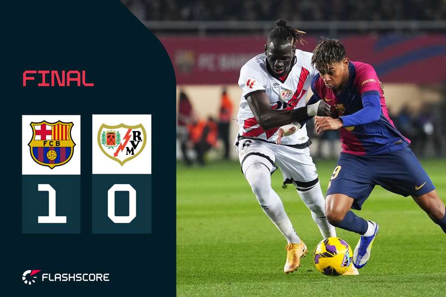 Lamine Yamal y Ciss pelean por un balón