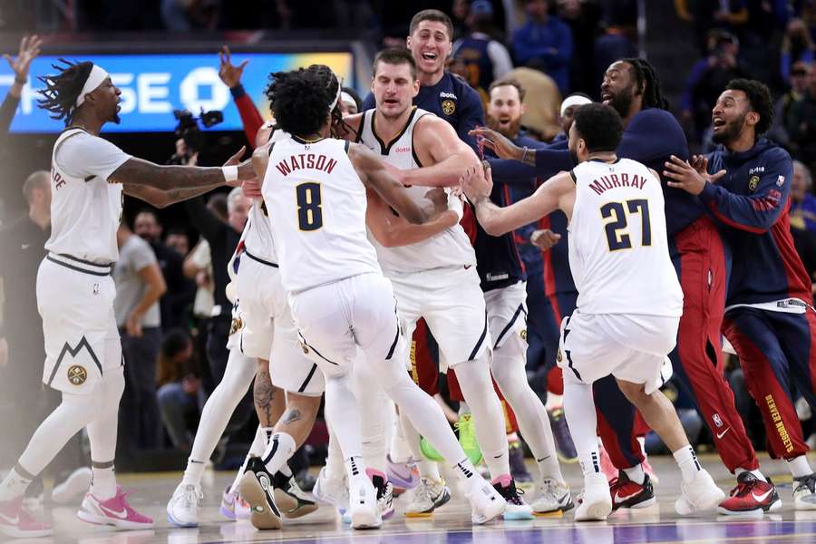 NBA Round-up: Nikola Jokic umringt von seinen Mitspielern - in letzter Sekunde traf der Grieche aus 36 Fuß Entfernung zum Nuggets-Sieg.