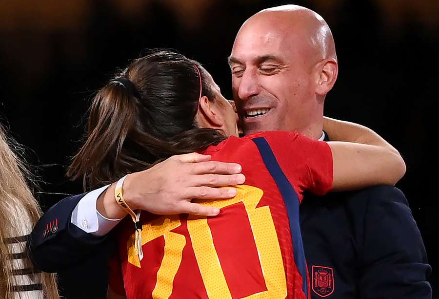 Rubiales se empolgou e beijou jogadora da Espanha durante entrega da premiação da Copa