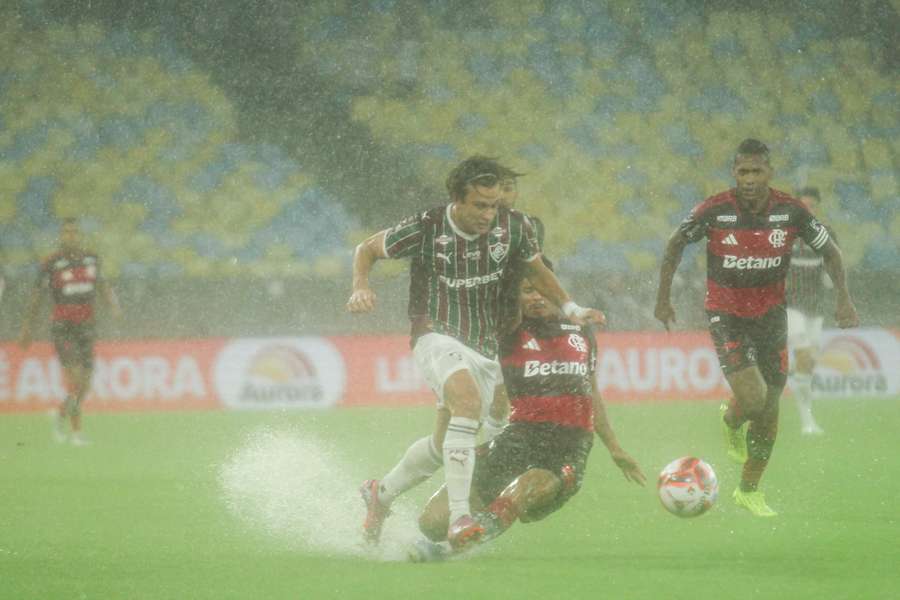 Duelo no Maracanã foi paralisado devido à forte chuva Duelo no Maracanã foi paralisado devido à forte chuva