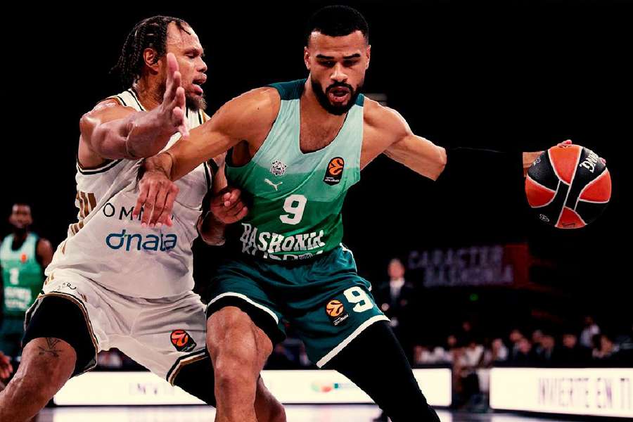 Cabarrot, del Baskonia, en el poste Cabarrot, del Baskonia, en el poste