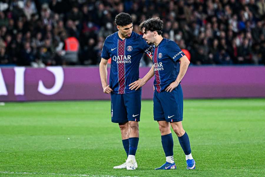 Vitinha e Hakimi durante la partita contro il Lione il 19 aprile.