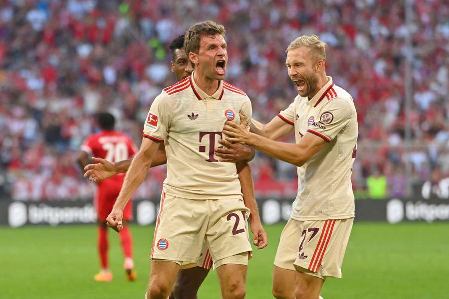 Konrad Laimer (r.) hat den Einfluss von Thomas Müller (l.) beim FC Bayern herausgehoben.