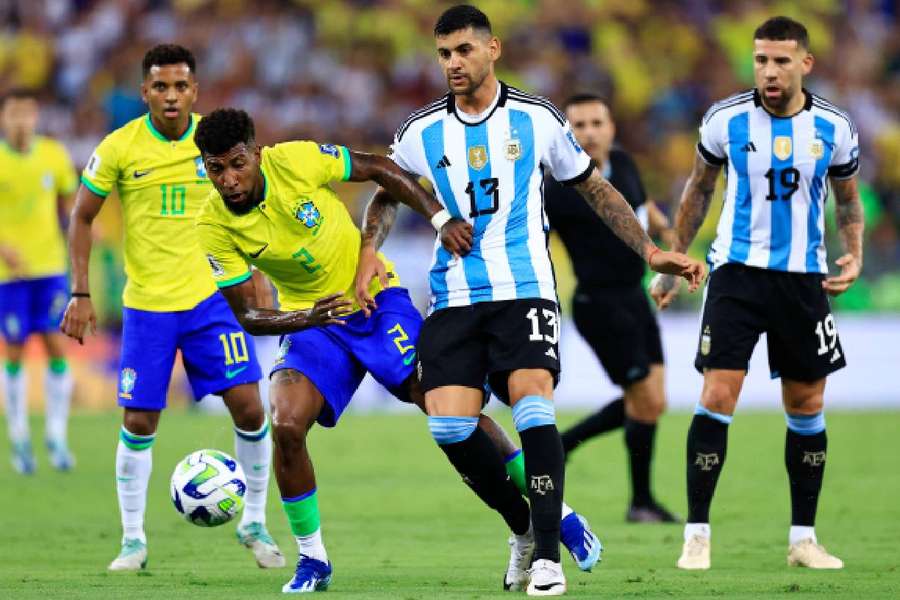 Emerson Royal durante disputa de bola no clássico entre Brasil e Argentina