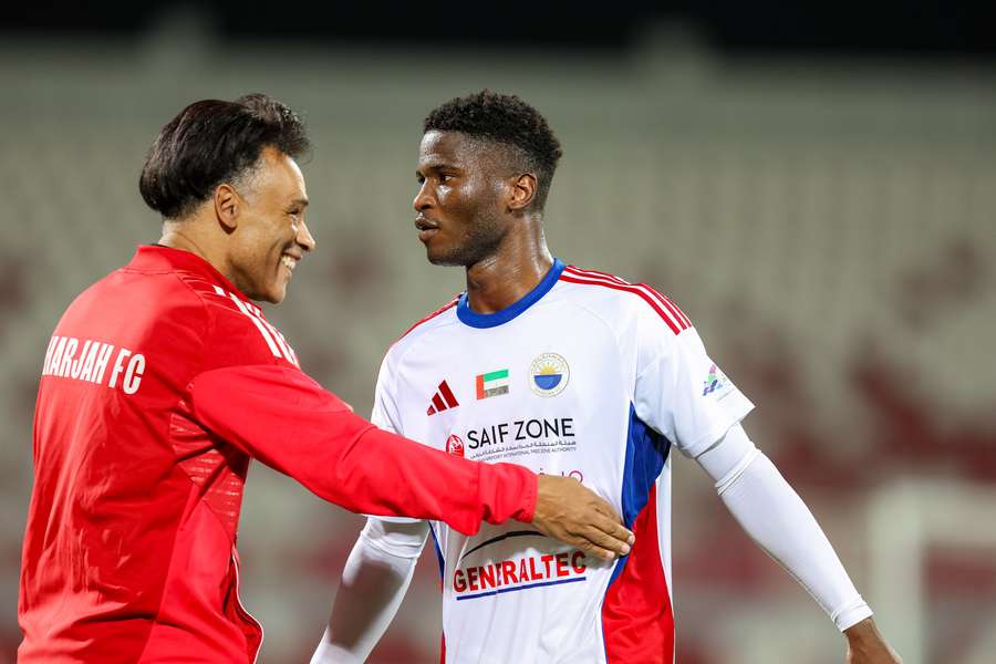 José Morais festeja com os jogadores do Al Sharjah